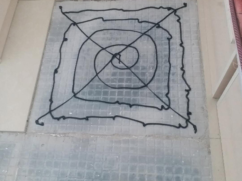 客廳地磚修補：沿瓷磚四周邊緣清除嵌縫白水泥，并用小鑿子仔細地拆除損壞瓷磚。瓷磚鑿掉后，用鋼鑿將底層水泥砂漿鑿掉，用力不得過重，否則會震碎其他完好的瓷磚。貼瓷磚前應將瓷磚浸水濕潤，晾干后在瓷磚背面薄薄地涂刮一層107膠水泥漿，然后用力加壓就位，并檢查新貼上的瓷磚是否與四周瓷磚齊平。新貼好的瓷磚的接縫仍要用白水泥漿填嵌，并清除瓷磚面上多余的水泥漿。