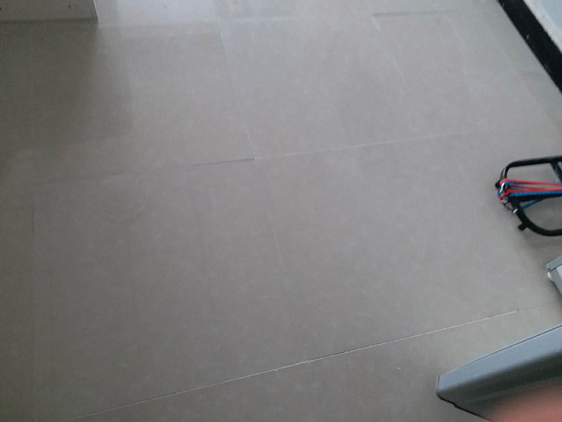 客廳地磚修補：沿瓷磚四周邊緣清除嵌縫白水泥，并用小鑿子仔細地拆除損壞瓷磚。瓷磚鑿掉后，用鋼鑿將底層水泥砂漿鑿掉，用力不得過重，否則會震碎其他完好的瓷磚。貼瓷磚前應將瓷磚浸水濕潤，晾干后在瓷磚背面薄薄地涂刮一層107膠水泥漿，然后用力加壓就位，并檢查新貼上的瓷磚是否與四周瓷磚齊平。新貼好的瓷磚的接縫仍要用白水泥漿填嵌，并清除瓷磚面上多余的水泥漿。