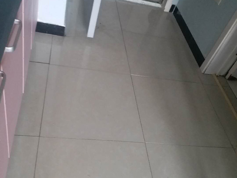 客廳地磚修補：沿瓷磚四周邊緣清除嵌縫白水泥，并用小鑿子仔細地拆除損壞瓷磚。瓷磚鑿掉后，用鋼鑿將底層水泥砂漿鑿掉，用力不得過重，否則會震碎其他完好的瓷磚。貼瓷磚前應將瓷磚浸水濕潤，晾干后在瓷磚背面薄薄地涂刮一層107膠水泥漿，然后用力加壓就位，并檢查新貼上的瓷磚是否與四周瓷磚齊平。新貼好的瓷磚的接縫仍要用白水泥漿填嵌，并清除瓷磚面上多余的水泥漿。