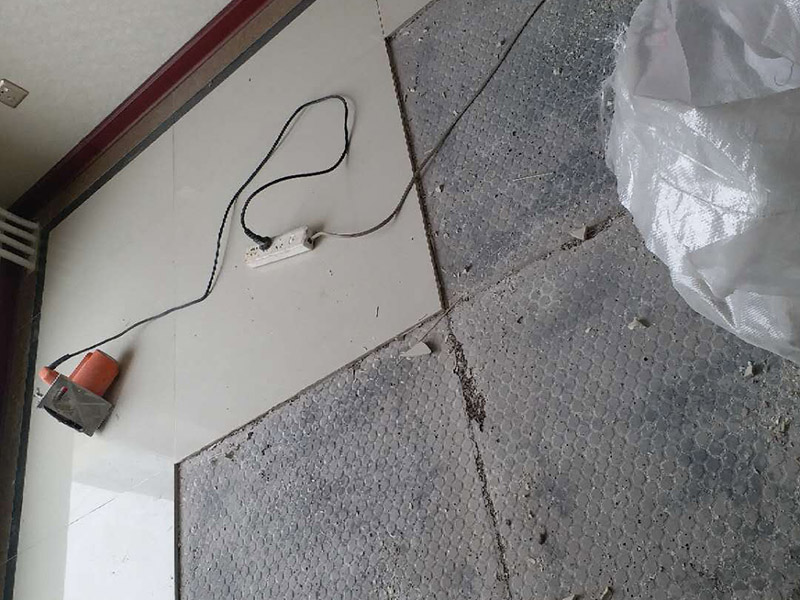 局部地磚修補：地磚使用的時間長了,難免會出現各種各樣的問題,地磚脫落就是很常見的問題之一，這多半是因為施工不當或者地磚老化而導致的。因為每家每戶地磚脫落的情況不同，因此相對于的解決方案也是不同的。如果砂漿未松動的話，只是瓷磚脫落的話，大家可以先把瓷磚背面和四周粘附的砂漿刮凈，再用107膠摻入少許水泥攪成糊狀，在瓷磚背面均勻地涂上薄薄的一層，稍后壓緊瓷磚就會粘牢了;如果地磚砂漿已剝落的話，那就要在原基面上輕輕鑿些毛坑后，再拌有107膠的沙漿重新鑲貼，在基礎面上刷一層后將脫落的瓷磚壓上去，直至沙漿硬化。