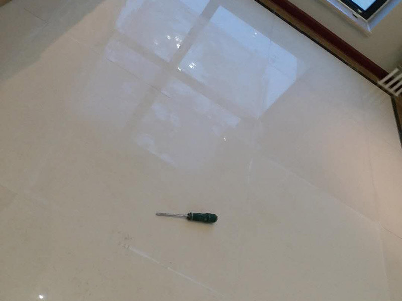 局部地磚修補：地磚使用的時間長了,難免會出現各種各樣的問題,地磚脫落就是很常見的問題之一，這多半是因為施工不當或者地磚老化而導致的。因為每家每戶地磚脫落的情況不同，因此相對于的解決方案也是不同的。如果砂漿未松動的話，只是瓷磚脫落的話，大家可以先把瓷磚背面和四周粘附的砂漿刮凈，再用107膠摻入少許水泥攪成糊狀，在瓷磚背面均勻地涂上薄薄的一層，稍后壓緊瓷磚就會粘牢了;如果地磚砂漿已剝落的話，那就要在原基面上輕輕鑿些毛坑后，再拌有107膠的沙漿重新鑲貼，在基礎面上刷一層后將脫落的瓷磚壓上去，直至沙漿硬化。