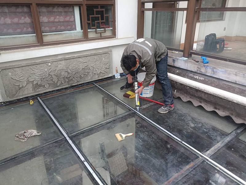 玻璃屋頂打膠防水：把陽光房的邊清理干凈。用結(jié)構(gòu)膠往縫里填到60%。然后用和縫大小的泡抹棒往里壓填充，把膠往陽光房與型材的縫里擠。最后填充耐候密封膠，用刮刀來回30度角度刮2遍。缺膠的補(bǔ)上。30分內(nèi)把紙揭掉。陽光房的鋁合金、鋼材等框架材料連接處基本靠打建筑膠來固定與防漏水。建筑膠打膠前，需要將打膠處用溫布擦干凈且干了之后打膠，否則就算是用了高級(jí)的建筑膠，其實(shí)際效果只有普通建筑膠的效果，將會(huì)大大降低陽光房結(jié)構(gòu)膠的使用壽命。