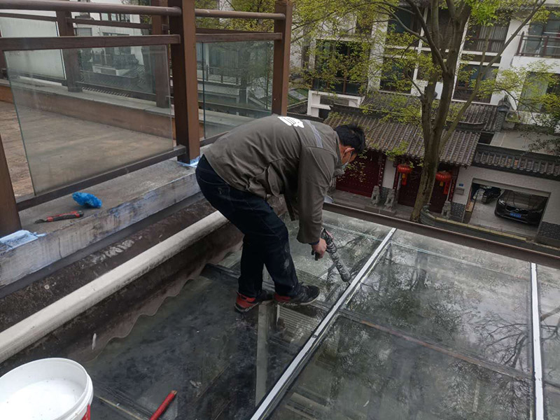 玻璃屋頂打膠防水：把陽光房的邊清理干凈。用結(jié)構(gòu)膠往縫里填到60%。然后用和縫大小的泡抹棒往里壓填充，把膠往陽光房與型材的縫里擠。最后填充耐候密封膠，用刮刀來回30度角度刮2遍。缺膠的補(bǔ)上。30分內(nèi)把紙揭掉。陽光房的鋁合金、鋼材等框架材料連接處基本靠打建筑膠來固定與防漏水。建筑膠打膠前，需要將打膠處用溫布擦干凈且干了之后打膠，否則就算是用了高級(jí)的建筑膠，其實(shí)際效果只有普通建筑膠的效果，將會(huì)大大降低陽光房結(jié)構(gòu)膠的使用壽命。