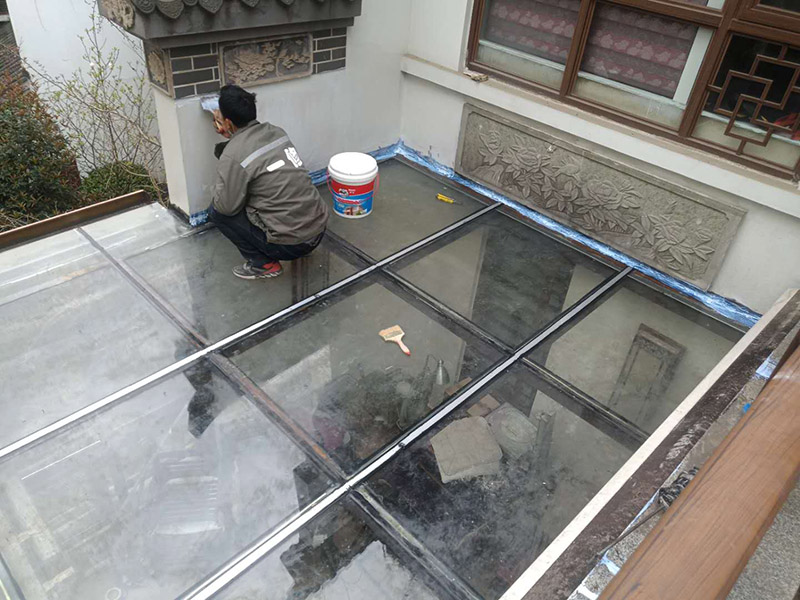 玻璃屋頂打膠防水：把陽光房的邊清理干凈。用結(jié)構(gòu)膠往縫里填到60%。然后用和縫大小的泡抹棒往里壓填充，把膠往陽光房與型材的縫里擠。最后填充耐候密封膠，用刮刀來回30度角度刮2遍。缺膠的補(bǔ)上。30分內(nèi)把紙揭掉。陽光房的鋁合金、鋼材等框架材料連接處基本靠打建筑膠來固定與防漏水。建筑膠打膠前，需要將打膠處用溫布擦干凈且干了之后打膠，否則就算是用了高級(jí)的建筑膠，其實(shí)際效果只有普通建筑膠的效果，將會(huì)大大降低陽光房結(jié)構(gòu)膠的使用壽命。