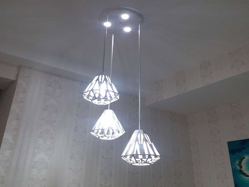 吊燈更換安裝：首先要鋪電線，在需要安裝燈具的部位留下電線口。以方便日后安裝。 第二檢查買來(lái)的燈具。看有沒(méi)有損壞或者殘缺不完整等現(xiàn)象，你確保安全。 第三，如果是大型吊燈，那么要提前先安裝上面的燈泡和零件，才能進(jìn)行安裝。 第四如果是大型燈具的安裝，那么還要先打上承重的螺絲掛口。 第五步關(guān)閉閘刀，這樣能夠確保在沒(méi)有電通的情況下安裝燈，以免出現(xiàn)意外，這樣是比較安全的做法。 第六步安裝好以后打開(kāi)電閘，觀察一下安裝是否成功，是不是每個(gè)燈泡都亮了，如果確保每個(gè)燈泡都亮了，那么就說(shuō)明安裝成功了