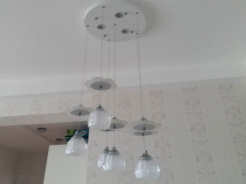 吊燈更換安裝：首先要鋪電線，在需要安裝燈具的部位留下電線口。以方便日后安裝。 第二檢查買來(lái)的燈具?？从袥](méi)有損壞或者殘缺不完整等現(xiàn)象，你確保安全。 第三，如果是大型吊燈，那么要提前先安裝上面的燈泡和零件，才能進(jìn)行安裝。 第四如果是大型燈具的安裝，那么還要先打上承重的螺絲掛口。 第五步關(guān)閉閘刀，這樣能夠確保在沒(méi)有電通的情況下安裝燈，以免出現(xiàn)意外，這樣是比較安全的做法。 第六步安裝好以后打開(kāi)電閘，觀察一下安裝是否成功，是不是每個(gè)燈泡都亮了，如果確保每個(gè)燈泡都亮了，那么就說(shuō)明安裝成功了