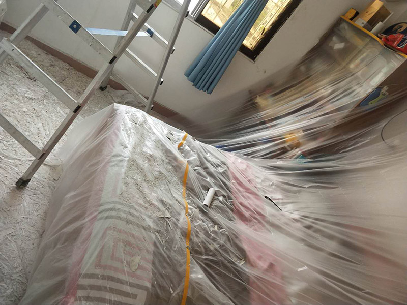 臥室墻面漏水維修：首先根據(jù)施工圖看水管走向，如果漏水的位置后面埋有水管，可以先把家里面的水閘關(guān)掉，放干龍頭里面的水，如果一段時候后發(fā)現(xiàn)墻面水跡不見了，證明是水管出現(xiàn)問題。 如果是請的專業(yè)的維修師傅，可以讓師傅用打壓機直接打壓檢測，若確定是墻內(nèi)水管漏水，就可以直接鑿開墻壁找水管漏點。