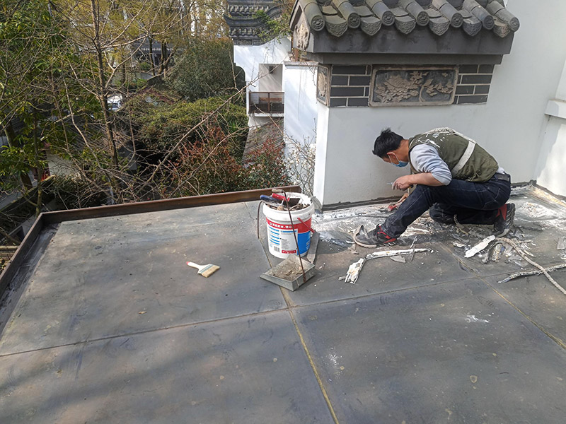 陽(yáng)光房屋面清理：在陽(yáng)光房施工完成后，如果陽(yáng)光房與墻體有銜接的地方，一定要記住鏟去墻體上原有的涂料，否則粘合陽(yáng)光房與墻體的膠水就不能很好的發(fā)揮粘合的作用，等到膠水完全凝固后會(huì)損壞墻體的涂料，造成陽(yáng)光房的滲漏。最好的解決方法就是事先鏟去原墻體上涂料，在打膠之后，在陽(yáng)光房與墻體接縫處上覆蓋防水擋板并且安裝一個(gè)排水槽，這樣就可以確保陽(yáng)光房不漏水。