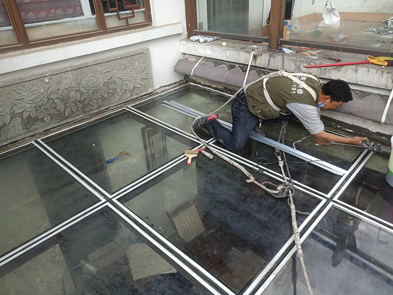陽光房打防水膠：在陽光房施工完成后，如果陽光房與墻體有銜接的地方，一定要記住鏟去墻體上原有的涂料，否則粘合陽光房與墻體的膠水就不能很好的發(fā)揮粘合的作用，等到膠水完全凝固后會損壞墻體的涂料，造成陽光房的滲漏。最好的解決方法就是事先鏟去原墻體上涂料，在打膠之后，在陽光房與墻體接縫處上覆蓋防水擋板并且安裝一個排水槽，這樣就可以確保陽光房不漏水。