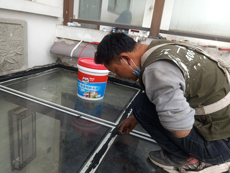 陽光房打防水膠：在陽光房施工完成后，如果陽光房與墻體有銜接的地方，一定要記住鏟去墻體上原有的涂料，否則粘合陽光房與墻體的膠水就不能很好的發(fā)揮粘合的作用，等到膠水完全凝固后會損壞墻體的涂料，造成陽光房的滲漏。最好的解決方法就是事先鏟去原墻體上涂料，在打膠之后，在陽光房與墻體接縫處上覆蓋防水擋板并且安裝一個排水槽，這樣就可以確保陽光房不漏水。