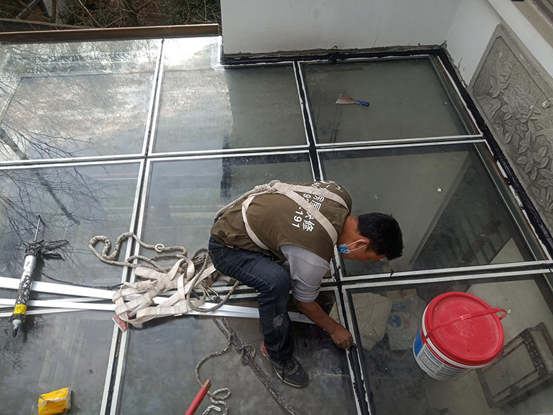 陽光房打防水膠：在陽光房施工完成后，如果陽光房與墻體有銜接的地方，一定要記住鏟去墻體上原有的涂料，否則粘合陽光房與墻體的膠水就不能很好的發(fā)揮粘合的作用，等到膠水完全凝固后會損壞墻體的涂料，造成陽光房的滲漏。最好的解決方法就是事先鏟去原墻體上涂料，在打膠之后，在陽光房與墻體接縫處上覆蓋防水擋板并且安裝一個排水槽，這樣就可以確保陽光房不漏水。