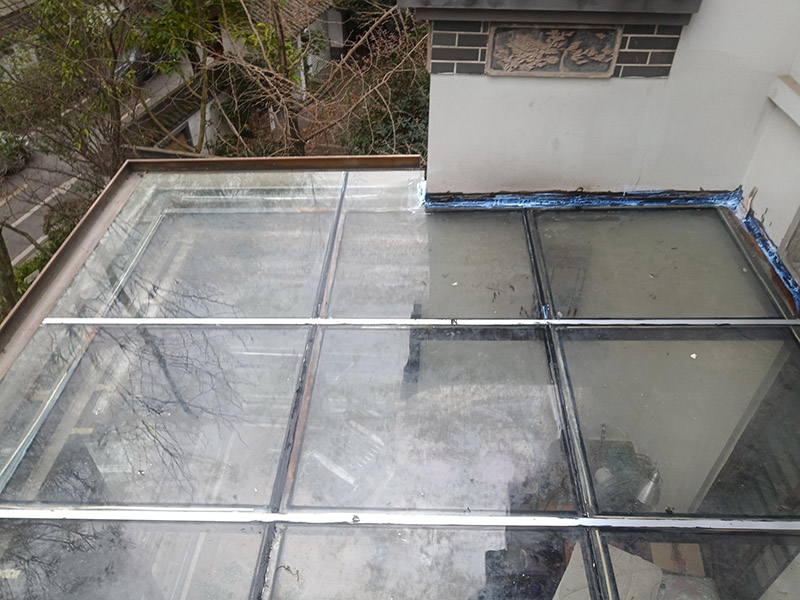 陽光房打防水膠：在陽光房施工完成后，如果陽光房與墻體有銜接的地方，一定要記住鏟去墻體上原有的涂料，否則粘合陽光房與墻體的膠水就不能很好的發(fā)揮粘合的作用，等到膠水完全凝固后會損壞墻體的涂料，造成陽光房的滲漏。最好的解決方法就是事先鏟去原墻體上涂料，在打膠之后，在陽光房與墻體接縫處上覆蓋防水擋板并且安裝一個排水槽，這樣就可以確保陽光房不漏水。