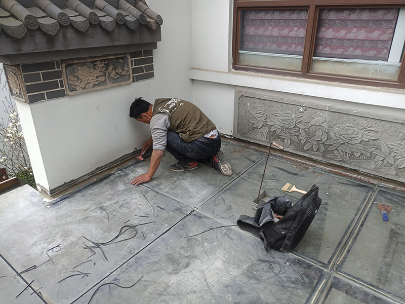 舊防水基層鏟除：1、清除空鼓，用水打濕墻面白粉層后鏟掉墻皮。裝修正式開(kāi)始前，建議用切割機(jī)根據(jù)空鼓大小進(jìn)行切割清除，除去日后裂縫隱患。 2、清除浮灰，用界面劑輥刷墻面。用粗毛鋼刷去除墻面浮塵，然后整個(gè)墻面用界面劑輥刷一遍，或者用界面劑拉毛處理，增強(qiáng)封固層和找平層之間的附著力。在界面劑的選擇上，建議使用質(zhì)量稍微好一些的“界面處理劑”，市場(chǎng)上一般有分為高分子乳液性界面劑、水溶性高分子界面劑、淀粉類(lèi)界面劑等。