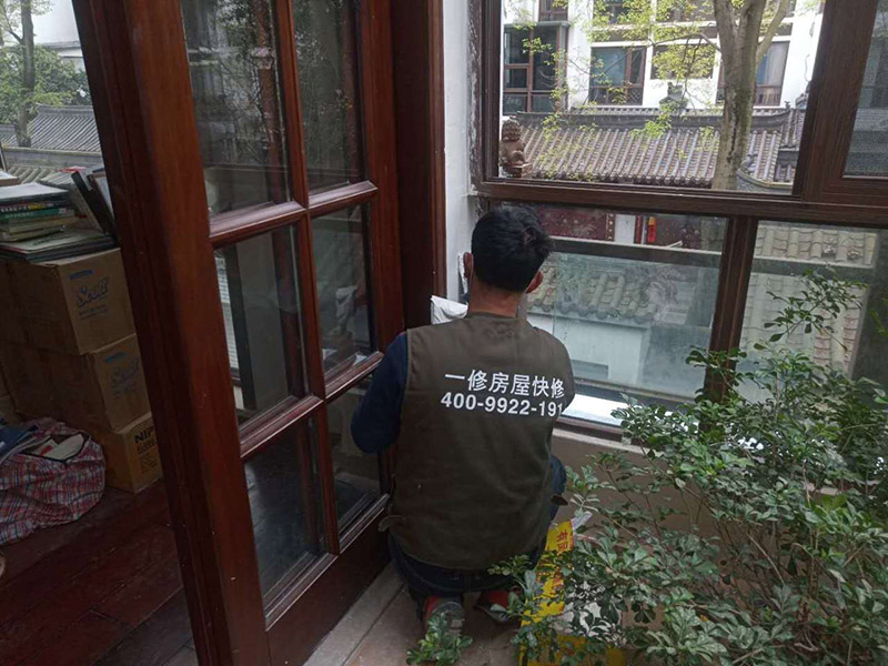 墻面刮膩子維修：刮膩子對不同的墻體有著不同的要求，像比較常見的混凝土的墻面，會出現(xiàn)一些氣孔與鼓起的現(xiàn)象，所以就要先把墻面修平整掉，磨平凸起處，填補凹陷處?；鶎幼龊锰幚砗?，墻面還是會有一些凹陷的地方，這個時候就可以用石膏膩子來補平。將石膏膩子壓實凹陷處，橫抹豎起的地方再重新刮一遍，這樣來確保墻面的平整。