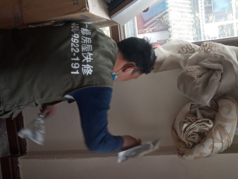 墻面刮膩子維修：刮膩子對不同的墻體有著不同的要求，像比較常見的混凝土的墻面，會出現(xiàn)一些氣孔與鼓起的現(xiàn)象，所以就要先把墻面修平整掉，磨平凸起處，填補凹陷處。基層做好處理后，墻面還是會有一些凹陷的地方，這個時候就可以用石膏膩子來補平。將石膏膩子壓實凹陷處，橫抹豎起的地方再重新刮一遍，這樣來確保墻面的平整。