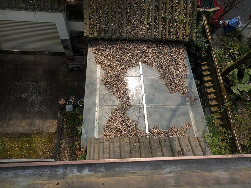 屋頂露臺翻新裝修：1.鏟除原防水層；2.清運原屋面垃圾；3.處理屋面樓頂基礎；4.修補屋面基礎裂縫 空鼓等；5.涂刷冷底油； 原防水層鏟除清理——處理基礎裂縫、破損——特殊部位附加層——定位彈線接縫粘合、封口處理——涂刷接縫膠——鋪貼卷材——滿涂基層膠卷材收頭處理——防水層表面清理檢查——涂刷表面涂料