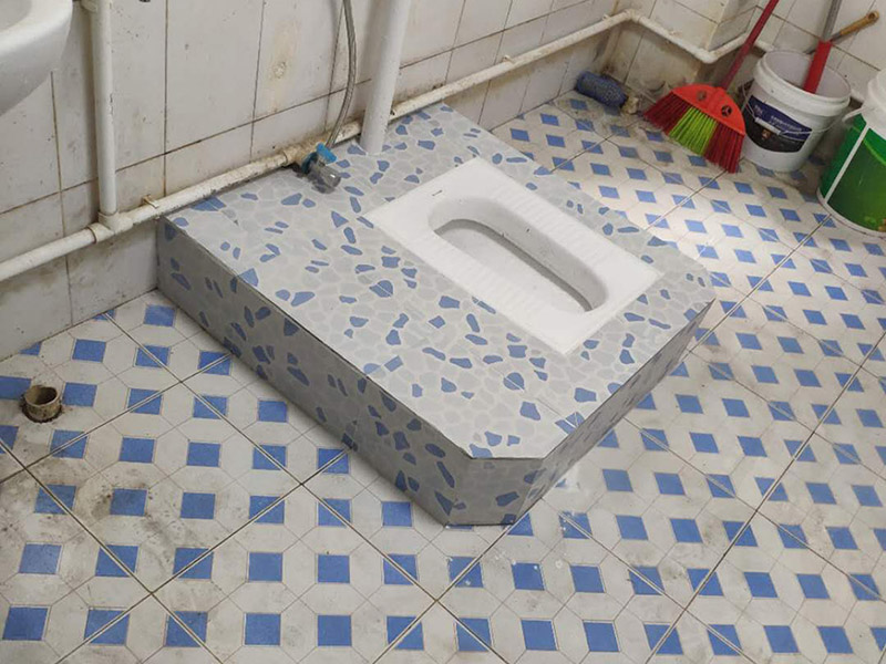 水泥砌蹲便：1、蹲便器的排污口和落水管的預(yù)留口均涂上粘結(jié)劑或者膠泥，將蹲便器的排污口與落水管的預(yù)留口接駁好，校正蹲便器位置。砌磚固定蹲便器，要預(yù)留填碎石的缺口。 2、待粘結(jié)劑干后，往蹲便器內(nèi)試沖水，觀察接口是否漏水。然后在地面和蹲便器之間填入碎石土，嚴(yán)禁真入水泥混凝土。用磚封閉缺口。較后在磚外面批水泥砂漿(水泥：砂=1：3)，貼上瓷磚。 3、與蹲便器相配合安裝的沖水閥分為：手壓式?jīng)_水閥和腳踏式?jīng)_水閥。 4、與蹲便器相配合安裝的水箱，水箱安裝高度距離便器水圈1.8米，水壓要求0.14~0.55Mpa為宜，才能有效達(dá)到良好的沖水效果。