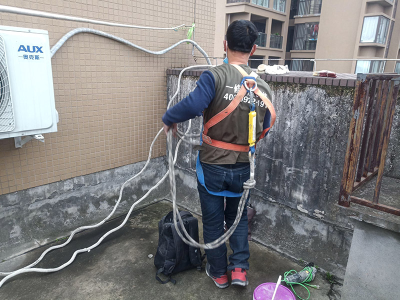 高空施工安全措施：先在高處使用的安全帶，各種零件不得有任何拆卸，如果有損壞的更是不得使用。然后登高作業(yè)使用的梯子要堅(jiān)固，放置要平穩(wěn)，梯子坡度以60到70度比較好，在安置防滑裝備。隨后高處作業(yè)現(xiàn)在必須有監(jiān)護(hù)人，在作業(yè)前監(jiān)護(hù)人和作業(yè)人員應(yīng)該認(rèn)真檢查在清理好現(xiàn)場(chǎng)。最后就是高處作業(yè)人員要按照設(shè)置的通道和扶梯行走不能貪圖方便就可以隨便亂走胡亂攀爬。