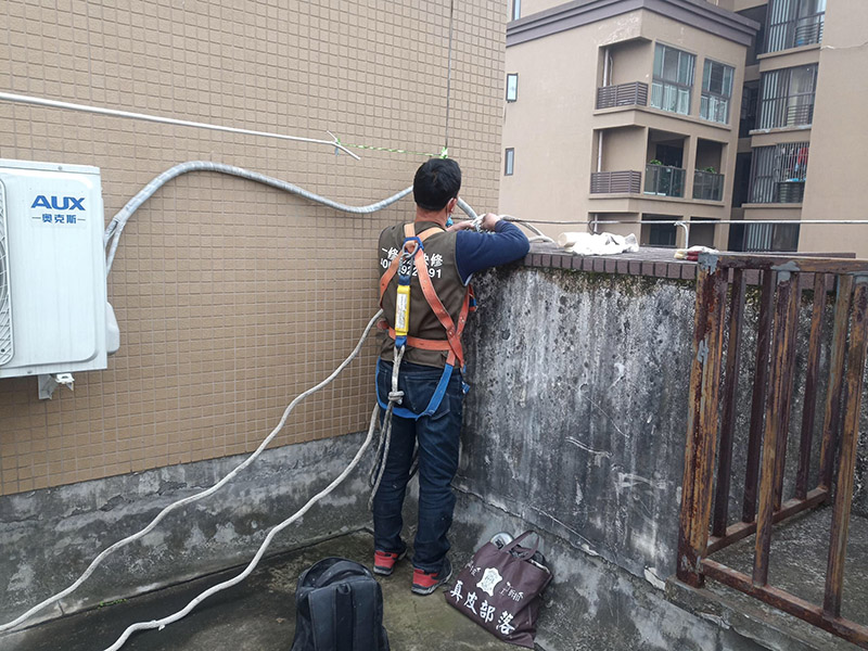 高空施工安全措施：先在高處使用的安全帶，各種零件不得有任何拆卸，如果有損壞的更是不得使用。然后登高作業(yè)使用的梯子要堅(jiān)固，放置要平穩(wěn)，梯子坡度以60到70度比較好，在安置防滑裝備。隨后高處作業(yè)現(xiàn)在必須有監(jiān)護(hù)人，在作業(yè)前監(jiān)護(hù)人和作業(yè)人員應(yīng)該認(rèn)真檢查在清理好現(xiàn)場(chǎng)。最后就是高處作業(yè)人員要按照設(shè)置的通道和扶梯行走不能貪圖方便就可以隨便亂走胡亂攀爬。