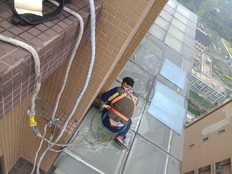 高空施工安全措施：先在高處使用的安全帶，各種零件不得有任何拆卸，如果有損壞的更是不得使用。然后登高作業(yè)使用的梯子要堅(jiān)固，放置要平穩(wěn)，梯子坡度以60到70度比較好，在安置防滑裝備。隨后高處作業(yè)現(xiàn)在必須有監(jiān)護(hù)人，在作業(yè)前監(jiān)護(hù)人和作業(yè)人員應(yīng)該認(rèn)真檢查在清理好現(xiàn)場(chǎng)。最后就是高處作業(yè)人員要按照設(shè)置的通道和扶梯行走不能貪圖方便就可以隨便亂走胡亂攀爬。