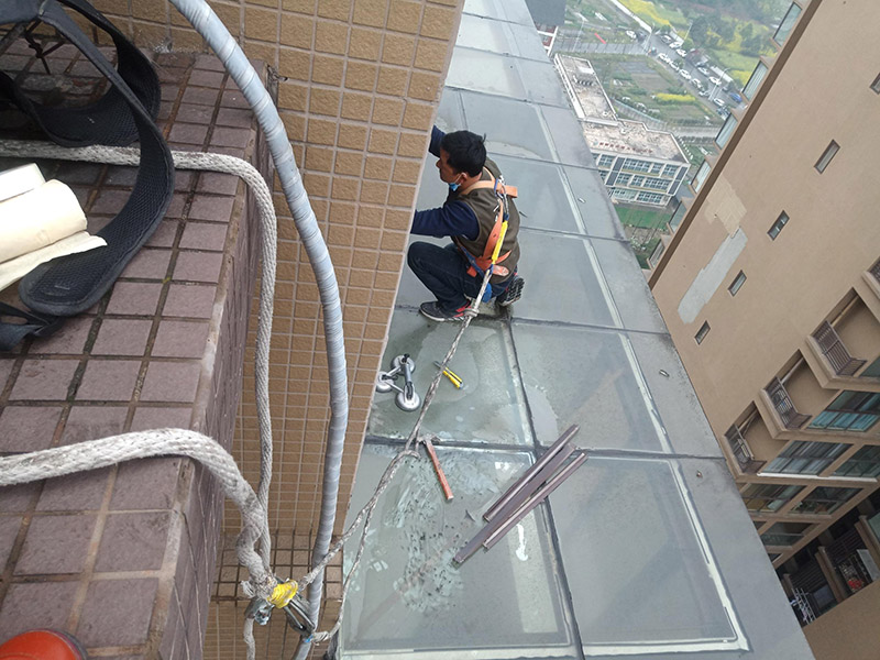 高空施工安全措施：先在高處使用的安全帶，各種零件不得有任何拆卸，如果有損壞的更是不得使用。然后登高作業(yè)使用的梯子要堅(jiān)固，放置要平穩(wěn)，梯子坡度以60到70度比較好，在安置防滑裝備。隨后高處作業(yè)現(xiàn)在必須有監(jiān)護(hù)人，在作業(yè)前監(jiān)護(hù)人和作業(yè)人員應(yīng)該認(rèn)真檢查在清理好現(xiàn)場(chǎng)。最后就是高處作業(yè)人員要按照設(shè)置的通道和扶梯行走不能貪圖方便就可以隨便亂走胡亂攀爬。
