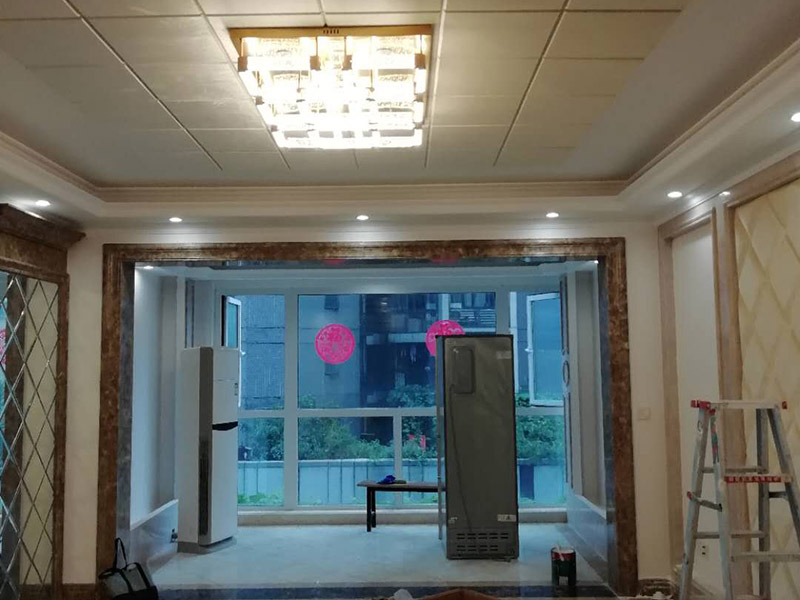 全屋墻面翻新：舊墻面翻新自己動手首先用水將墻面浸濕，這樣在鏟除墻面時比較省力，墻面必須要鏟到露出水泥砂漿面。然后是涂刷界面劑，一定要全部都刷到而且要均勻。墻面的裂縫通常都是用牛皮紙帶及白乳膠來貼住，但不能保證它能百分百不再開裂。如果墻面凹凸不平，那么就需要用石膏來找平，誤差最好不要超過0.5公分。非承重墻一般都是需要貼布的，所以最好選擇質地好的墻布和白乳膠，有條件的話可以使用網格布，對于防裂效果會更好。墻面在刷底漆時，一定要把每個地方都刷到并且要均勻。刷底漆要使用質地好滾筒，以免影響到底漆涂刷的效果。在膩子打磨之后，墻面都會留下一些比較難看的坑眼，特別是在刷漆后非常明顯，所以需要找補。在找補時一定要打磨平整，為了避免出現(xiàn)色差坑眼在底漆里多加一點水再涂刷。