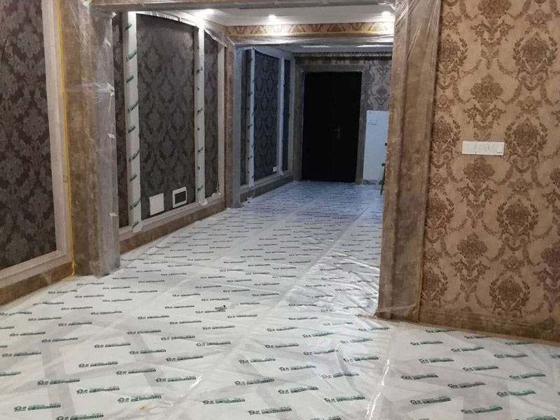 全屋地面保護裝修：各種裝修物料的進場以及各種建筑裝修垃圾的清理，都會經(jīng)過入戶門，這些物品在搬運的過程中，與入戶門發(fā)生磕碰、摩擦的機率大大增加，所以，第一個需要做好成品保護的地方就是我們的入戶門。建議：在裝修開工前直到家具進場期間，都需要對入戶門進行保護！對于這一點，可以使用成品保護膜將門包裹。瓷磚、地板的鋪裝，也屬于基礎裝修的部分，經(jīng)常發(fā)現(xiàn)瓷磚施工時和施工后都沒有做成品保護工作，具體的表現(xiàn)有：瓷磚邊鋪邊勾縫、在剛鋪的瓷磚、地板上堆放雜物、剛鋪的瓷磚就在上面走動踩踏、地面瓷磚、地板沒有使用成品保護膜覆蓋等，這些都會影響瓷磚的鋪貼效果，造成瓷磚的施工質量問題。