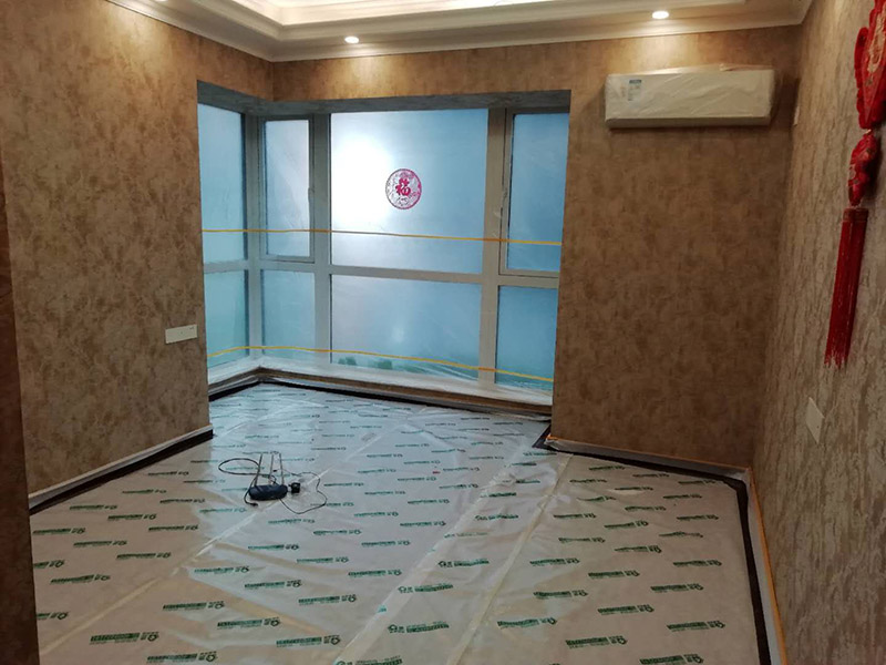 全屋地面保護裝修：各種裝修物料的進場以及各種建筑裝修垃圾的清理，都會經(jīng)過入戶門，這些物品在搬運的過程中，與入戶門發(fā)生磕碰、摩擦的機率大大增加，所以，第一個需要做好成品保護的地方就是我們的入戶門。建議：在裝修開工前直到家具進場期間，都需要對入戶門進行保護！對于這一點，可以使用成品保護膜將門包裹。瓷磚、地板的鋪裝，也屬于基礎裝修的部分，經(jīng)常發(fā)現(xiàn)瓷磚施工時和施工后都沒有做成品保護工作，具體的表現(xiàn)有：瓷磚邊鋪邊勾縫、在剛鋪的瓷磚、地板上堆放雜物、剛鋪的瓷磚就在上面走動踩踏、地面瓷磚、地板沒有使用成品保護膜覆蓋等，這些都會影響瓷磚的鋪貼效果，造成瓷磚的施工質量問題。