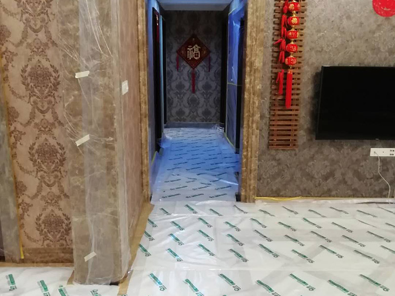 全屋地面保護裝修：各種裝修物料的進場以及各種建筑裝修垃圾的清理，都會經(jīng)過入戶門，這些物品在搬運的過程中，與入戶門發(fā)生磕碰、摩擦的機率大大增加，所以，第一個需要做好成品保護的地方就是我們的入戶門。建議：在裝修開工前直到家具進場期間，都需要對入戶門進行保護！對于這一點，可以使用成品保護膜將門包裹。瓷磚、地板的鋪裝，也屬于基礎裝修的部分，經(jīng)常發(fā)現(xiàn)瓷磚施工時和施工后都沒有做成品保護工作，具體的表現(xiàn)有：瓷磚邊鋪邊勾縫、在剛鋪的瓷磚、地板上堆放雜物、剛鋪的瓷磚就在上面走動踩踏、地面瓷磚、地板沒有使用成品保護膜覆蓋等，這些都會影響瓷磚的鋪貼效果，造成瓷磚的施工質量問題。