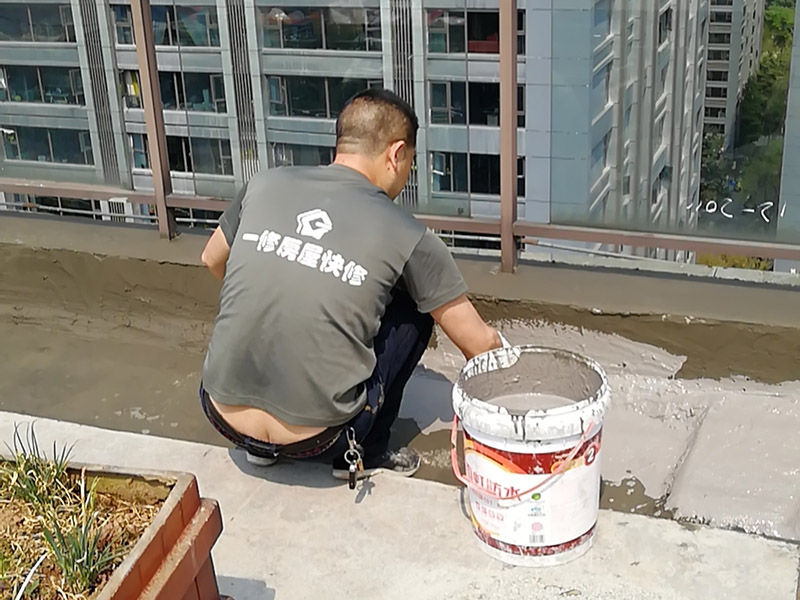 露臺(tái)防水維修：室外防水,基本上都是采用卷材粘貼的方式來(lái)做的。個(gè)人建議大家就選擇改良SBS防水卷材來(lái)做露臺(tái)的防水。這種也是最常用,價(jià)格也是很便宜的一種防水方式,做好了效果也是非常的好。 1、選擇防水涂料：暴露于自然的防水層的陽(yáng)臺(tái)，暴露在溫暖的陽(yáng)光，雨雪，嚴(yán)寒和熱溫度折磨，沒(méi)有優(yōu)異的性能和良好的保護(hù)措施，陣風(fēng)侵蝕，難以實(shí)現(xiàn)所需的阻力。 2、選擇柔軟排排出：在大雨和臺(tái)風(fēng)，降雨量超過(guò)排水地漏的容量更大，有可能是陽(yáng)臺(tái)地面形成水。 3、地形必須設(shè)計(jì)有坡度：未密封的陽(yáng)臺(tái)會(huì)在大雨的情況下淹沒(méi)房間。為了防止雨水進(jìn)入房間，在翻新地板時(shí)應(yīng)考慮水平傾斜，以確保水可以流入排水井而不能流入房間。露臺(tái)防水露臺(tái)防水 陽(yáng)臺(tái)地板必須——6030毫米內(nèi)部的地板的下方，朝向的排水和水保持在邊緣的外邊緣中的雨水管，以排出水的方向上的緩坡。