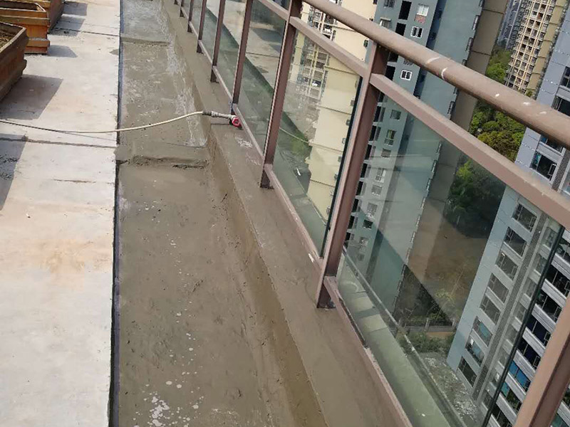 露臺(tái)防水維修：室外防水,基本上都是采用卷材粘貼的方式來(lái)做的。個(gè)人建議大家就選擇改良SBS防水卷材來(lái)做露臺(tái)的防水。這種也是最常用,價(jià)格也是很便宜的一種防水方式,做好了效果也是非常的好。 1、選擇防水涂料：暴露于自然的防水層的陽(yáng)臺(tái)，暴露在溫暖的陽(yáng)光，雨雪，嚴(yán)寒和熱溫度折磨，沒(méi)有優(yōu)異的性能和良好的保護(hù)措施，陣風(fēng)侵蝕，難以實(shí)現(xiàn)所需的阻力。 2、選擇柔軟排排出：在大雨和臺(tái)風(fēng)，降雨量超過(guò)排水地漏的容量更大，有可能是陽(yáng)臺(tái)地面形成水。 3、地形必須設(shè)計(jì)有坡度：未密封的陽(yáng)臺(tái)會(huì)在大雨的情況下淹沒(méi)房間。為了防止雨水進(jìn)入房間，在翻新地板時(shí)應(yīng)考慮水平傾斜，以確保水可以流入排水井而不能流入房間。露臺(tái)防水露臺(tái)防水 陽(yáng)臺(tái)地板必須——6030毫米內(nèi)部的地板的下方，朝向的排水和水保持在邊緣的外邊緣中的雨水管，以排出水的方向上的緩坡。