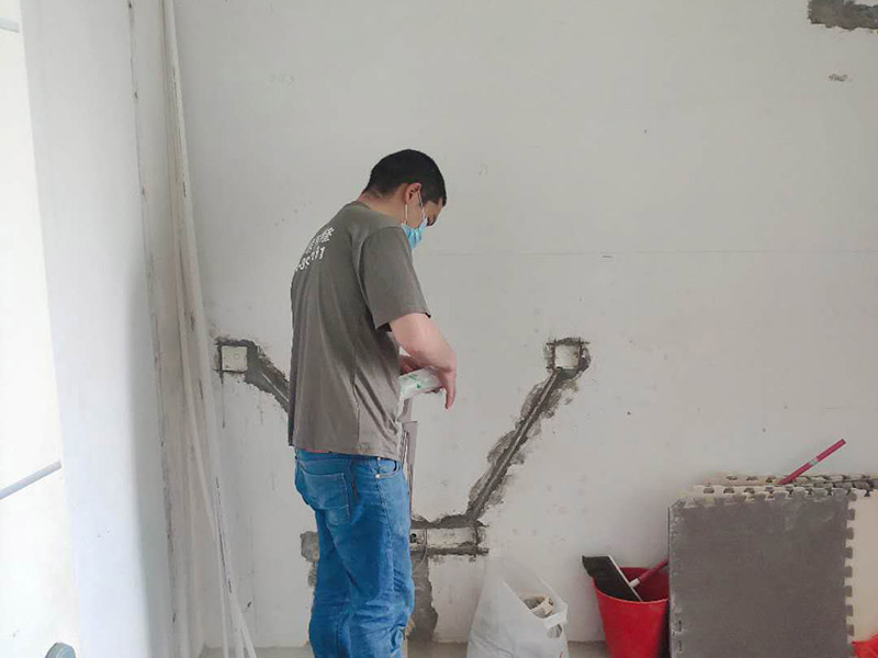 墻面電路開槽：一般墻面盡量避免橫向開槽：墻面開槽需要注意橫向要少用，墻體橫向開槽就會(huì)對(duì)墻體產(chǎn)生破壞，不僅破壞了墻體的結(jié)構(gòu)，也為我們的房子埋下了很多的安全隱患問題，如果真的需要對(duì)墻體橫向開槽，那么就一定要注意切不可用鉆頭直接對(duì)于墻體進(jìn)行開槽，應(yīng)該用墻體開割機(jī)。2.墻面橫向開槽要注意厚度，一般原則不允許對(duì)于墻體橫向開槽的，真的要這樣做的話，在開槽前一定要注意一些事項(xiàng)，也要仔細(xì)考慮清楚是否真的需要橫向開槽。 要遵循“橫平豎直”原則首先要關(guān)注水管、電線的鋪設(shè)是否合理，如果水管電線預(yù)埋不按規(guī)范，當(dāng)水電改造完成后，便難以確認(rèn)水管電線預(yù)埋的位置。&nbsp;<br></p><p>開槽：用切割機(jī)械及電錘將線槽開出。此過程要求工人對(duì)切割機(jī)使用熟練，才能嚴(yán)格按照線路裁切，還要細(xì)心謹(jǐn)慎，以防破壞其他墻面。