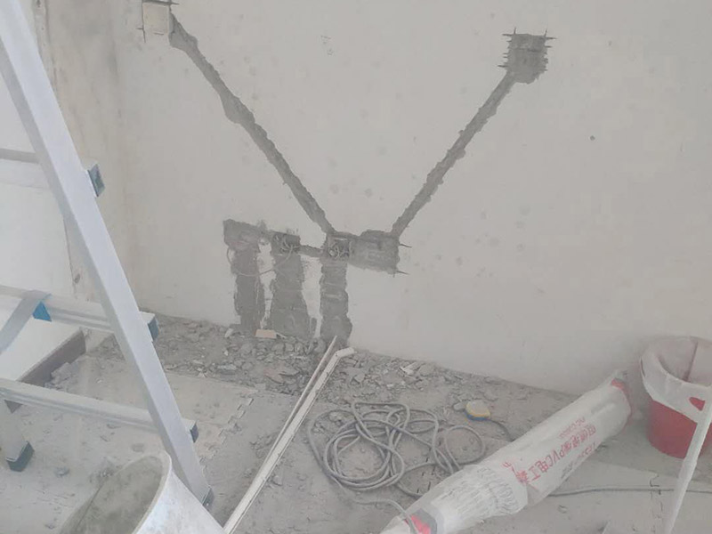 墻面電路開槽：一般墻面盡量避免橫向開槽：墻面開槽需要注意橫向要少用，墻體橫向開槽就會(huì)對(duì)墻體產(chǎn)生破壞，不僅破壞了墻體的結(jié)構(gòu)，也為我們的房子埋下了很多的安全隱患問題，如果真的需要對(duì)墻體橫向開槽，那么就一定要注意切不可用鉆頭直接對(duì)于墻體進(jìn)行開槽，應(yīng)該用墻體開割機(jī)。2.墻面橫向開槽要注意厚度，一般原則不允許對(duì)于墻體橫向開槽的，真的要這樣做的話，在開槽前一定要注意一些事項(xiàng)，也要仔細(xì)考慮清楚是否真的需要橫向開槽。 要遵循“橫平豎直”原則首先要關(guān)注水管、電線的鋪設(shè)是否合理，如果水管電線預(yù)埋不按規(guī)范，當(dāng)水電改造完成后，便難以確認(rèn)水管電線預(yù)埋的位置。&nbsp;<br></p><p>開槽：用切割機(jī)械及電錘將線槽開出。此過程要求工人對(duì)切割機(jī)使用熟練，才能嚴(yán)格按照線路裁切，還要細(xì)心謹(jǐn)慎，以防破壞其他墻面。