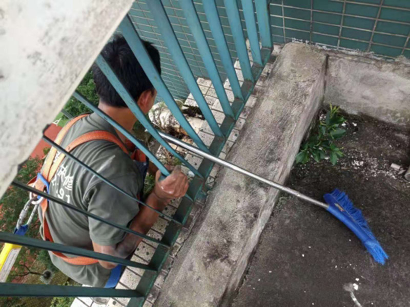 外墻管道防水維修：關(guān)閉水管總閥(即水表前面的水管開關(guān))。打開房間里面的水龍頭20分鐘，確保沒水再滴后關(guān)閉所有的水龍頭。關(guān)閉馬桶水箱和洗衣機(jī)等具蓄水功能的設(shè)備進(jìn)水開關(guān)。打開水管總閥。打開總閥后20分鐘查看水表是否走動(dòng)，包括緩慢的去動(dòng)。如果有走動(dòng)，即為漏水了；如果沒有走動(dòng)，即沒事。