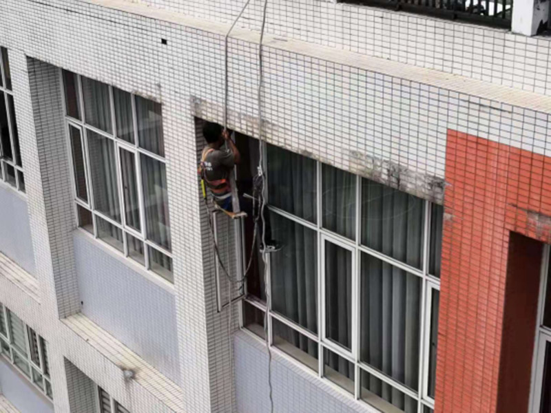 外墻管道防水維修：關(guān)閉水管總閥(即水表前面的水管開關(guān))。打開房間里面的水龍頭20分鐘，確保沒水再滴后關(guān)閉所有的水龍頭。關(guān)閉馬桶水箱和洗衣機(jī)等具蓄水功能的設(shè)備進(jìn)水開關(guān)。打開水管總閥。打開總閥后20分鐘查看水表是否走動(dòng)，包括緩慢的去動(dòng)。如果有走動(dòng)，即為漏水了；如果沒有走動(dòng)，即沒事。