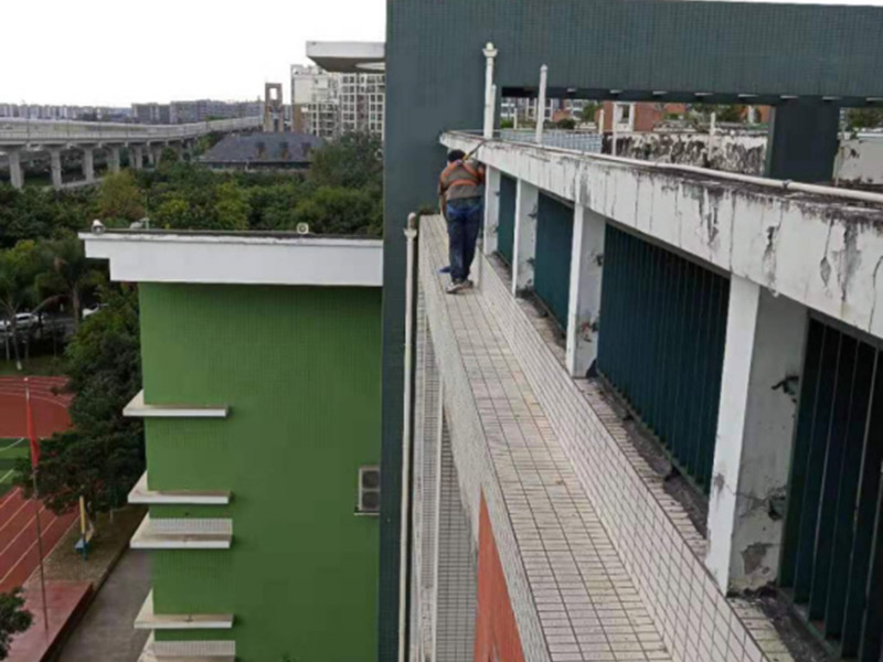 外墻管道防水維修：關(guān)閉水管總閥(即水表前面的水管開關(guān))。打開房間里面的水龍頭20分鐘，確保沒水再滴后關(guān)閉所有的水龍頭。關(guān)閉馬桶水箱和洗衣機(jī)等具蓄水功能的設(shè)備進(jìn)水開關(guān)。打開水管總閥。打開總閥后20分鐘查看水表是否走動(dòng)，包括緩慢的去動(dòng)。如果有走動(dòng)，即為漏水了；如果沒有走動(dòng)，即沒事。