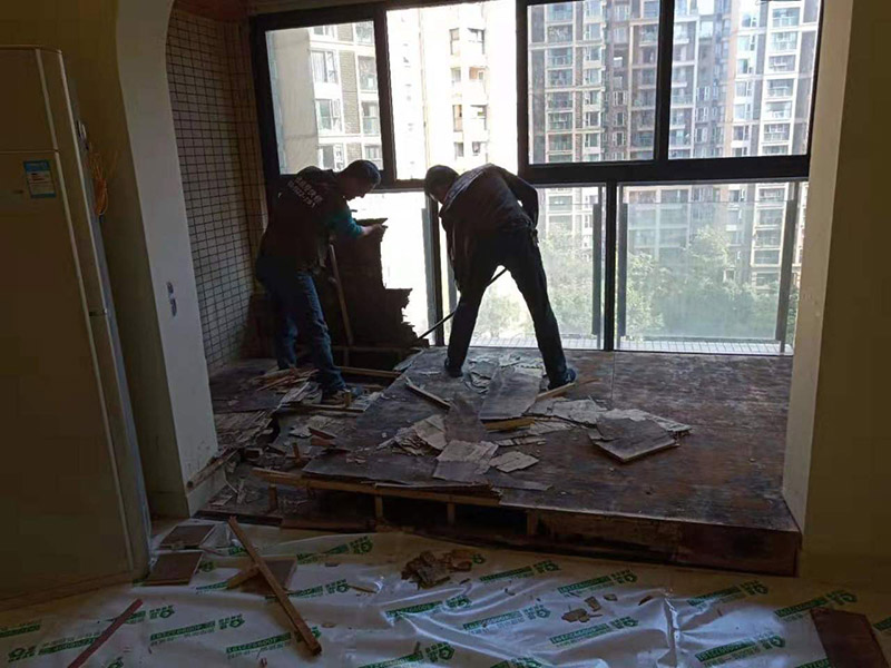 客廳陽臺地板拆除：先從踢腳線的開始拆，用平口啰嗦刀沿著踢腳線開始劃開。把踢腳線劃開后，就能把踢腳邊取下。地板就松動了，再順著松動的地板移動，讓更大面積的地板繼續(xù)松動。只到能方便取下，再動手取地板。拆地板的時候，不要亂拆，要順著地板的順序拆。一塊一塊的拆下，在拆的過程中若不好取，就要螺絲刀幫忙，就好拆多了。雖然舊地板還能有利于價值，所以拆的時候要盡量保存完整。但在拆地板的時候，即使再小心都會有破損的，所以要有這些心理準(zhǔn)備。待舊地板完全拆完后，把地面清掃干凈。再晾一段時間才能重新裝地板，因此潮濕的地面是不適合裝地板的，等完全干燥透了再鋪新的地板。