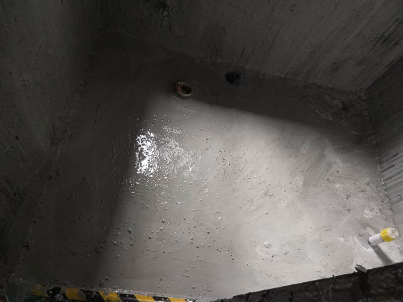 衛(wèi)生間基層防水：1.利用水泥砂漿水泥砂漿或豆石混凝土鋪平坡度。2.利用管根密封膏封嚴(yán)管線，管線要穿透樓板根部。刷防水涂料時(shí)可以貼1-2層玻璃絲布加強(qiáng)防水性。3.墻壁表面打磨成干凈平光沒有顆?；覊m，墻壁與地面的交接區(qū)域注意原角和坡角的設(shè)置。4.聚氨酯防水涂膜由管根和墻角處開始進(jìn)行涂抹，在常溫下經(jīng)過4小時(shí)放干后，再大面積涂抹和刮刷。注意涂料總厚度大于1. 5毫米，不能有漏刮和鼓泡的不良現(xiàn)象。24小時(shí)后立面涂刷下一層，之后再以垂直的方向進(jìn)行二次涂刷。最后涂膜半固化，拋甩粗砂粒方便與水泥砂漿融合。5.防水層的設(shè)置與具體區(qū)域有關(guān)。防水地面的防水層應(yīng)高出地面200寬，地面防水層應(yīng)超出衛(wèi)生間門口以外300寬。而又淋浴的衛(wèi)生間墻面防水層則應(yīng)設(shè)置為高出地面1800寬。6.展開閉水實(shí)驗(yàn)的時(shí)候，先完成防水工作再利用包立管方法。之后再局部進(jìn)行防水。閉水試驗(yàn)也可為了避免破壞地面防水層而免做。