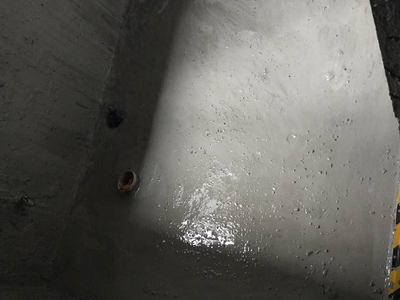 衛(wèi)生間基層防水：1.利用水泥砂漿水泥砂漿或豆石混凝土鋪平坡度。2.利用管根密封膏封嚴(yán)管線，管線要穿透樓板根部。刷防水涂料時(shí)可以貼1-2層玻璃絲布加強(qiáng)防水性。3.墻壁表面打磨成干凈平光沒有顆粒灰塵，墻壁與地面的交接區(qū)域注意原角和坡角的設(shè)置。4.聚氨酯防水涂膜由管根和墻角處開始進(jìn)行涂抹，在常溫下經(jīng)過4小時(shí)放干后，再大面積涂抹和刮刷。注意涂料總厚度大于1. 5毫米，不能有漏刮和鼓泡的不良現(xiàn)象。24小時(shí)后立面涂刷下一層，之后再以垂直的方向進(jìn)行二次涂刷。最后涂膜半固化，拋甩粗砂粒方便與水泥砂漿融合。5.防水層的設(shè)置與具體區(qū)域有關(guān)。防水地面的防水層應(yīng)高出地面200寬，地面防水層應(yīng)超出衛(wèi)生間門口以外300寬。而又淋浴的衛(wèi)生間墻面防水層則應(yīng)設(shè)置為高出地面1800寬。6.展開閉水實(shí)驗(yàn)的時(shí)候，先完成防水工作再利用包立管方法。之后再局部進(jìn)行防水。閉水試驗(yàn)也可為了避免破壞地面防水層而免做。