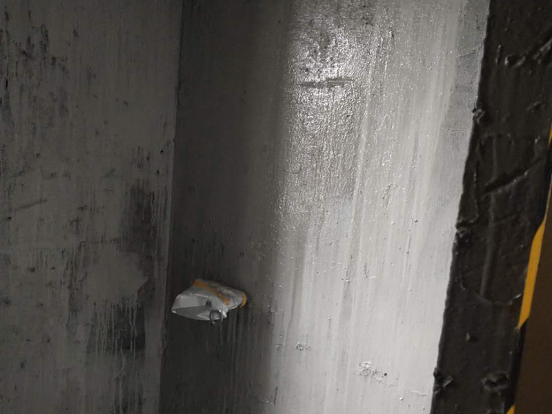 衛(wèi)生間基層防水：1.利用水泥砂漿水泥砂漿或豆石混凝土鋪平坡度。2.利用管根密封膏封嚴(yán)管線，管線要穿透樓板根部。刷防水涂料時(shí)可以貼1-2層玻璃絲布加強(qiáng)防水性。3.墻壁表面打磨成干凈平光沒有顆粒灰塵，墻壁與地面的交接區(qū)域注意原角和坡角的設(shè)置。4.聚氨酯防水涂膜由管根和墻角處開始進(jìn)行涂抹，在常溫下經(jīng)過4小時(shí)放干后，再大面積涂抹和刮刷。注意涂料總厚度大于1. 5毫米，不能有漏刮和鼓泡的不良現(xiàn)象。24小時(shí)后立面涂刷下一層，之后再以垂直的方向進(jìn)行二次涂刷。最后涂膜半固化，拋甩粗砂粒方便與水泥砂漿融合。5.防水層的設(shè)置與具體區(qū)域有關(guān)。防水地面的防水層應(yīng)高出地面200寬，地面防水層應(yīng)超出衛(wèi)生間門口以外300寬。而又淋浴的衛(wèi)生間墻面防水層則應(yīng)設(shè)置為高出地面1800寬。6.展開閉水實(shí)驗(yàn)的時(shí)候，先完成防水工作再利用包立管方法。之后再局部進(jìn)行防水。閉水試驗(yàn)也可為了避免破壞地面防水層而免做。