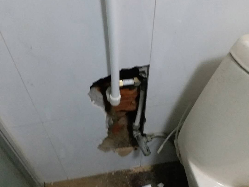 暗管改明管維修：房子里明裝的管道,適合于土建的粉飾作業(yè)結(jié)束之后施行,配裝之前,需要幫助土建準(zhǔn)確的預(yù)留或者是預(yù)埋孔洞以及套管。明敷的給水立管宜布置在靠近用水量大的衛(wèi)生器具的墻角、墻邊或立柱旁。   明敷的給水管不得穿越臥室、儲(chǔ)藏室以及煙道、風(fēng)道；給水管道不得緊挨熱源；給水立管距熱水器或者灶邊凈距不得小于內(nèi)400mm，當(dāng)條件不具備時(shí)，但最小凈距不得小于200mm。   根據(jù)住宅給水管道工程防凍保濕技術(shù)規(guī)程的要求給水管無論是室外明露敷設(shè)時(shí)，還是在室內(nèi)明敷都要考慮的一些可能的情況，如可能有冬季較容低溫度的冰凍現(xiàn)象，這時(shí)在鋪設(shè)時(shí)就應(yīng)采取防凍措施，確保管道外觀美觀的同時(shí)，應(yīng)用更加安全。