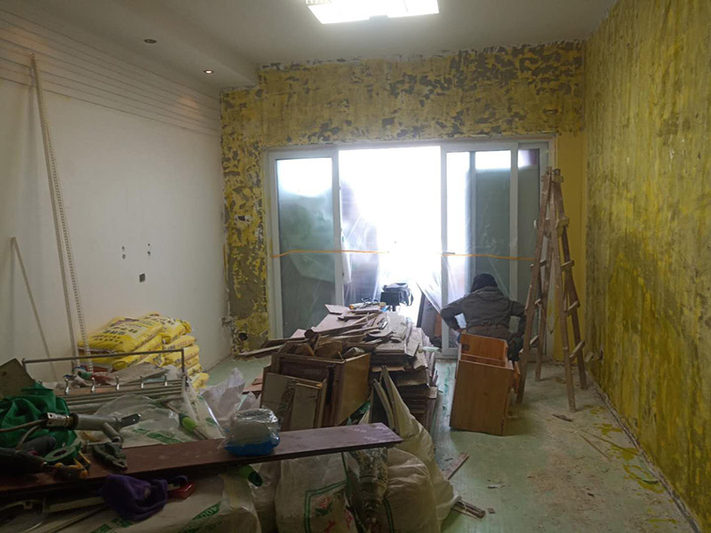 全屋墻面裝修翻新：舊墻面在翻新前一定要做墻面基底處理，粉化嚴(yán)重的要全部鏟除，鏟除后抹上一層白水泥，原來墻面過于光滑、刷過油漆的鏟除后還要做打磨處理，把粘結(jié)不牢的表皮去掉，便于新涂料和墻體粘結(jié)。對(duì)于老房翻新，墻面一定要做底漆，如果沒有刷底漆就直接上面漆的話，時(shí)間一長(zhǎng)墻面容易起泡、發(fā)霉，太陽(yáng)照曬時(shí)間長(zhǎng)了也容易變色。墻面色差是修補(bǔ)墻面時(shí)需要盡量避免的，為此，應(yīng)該注意按照油漆桶的說明配比、涂刷，最好估算好用量，一次準(zhǔn)備足夠的量，這樣能保證墻面顏色一致，也能避免用量不足重新調(diào)配出來的顏色有差異。
