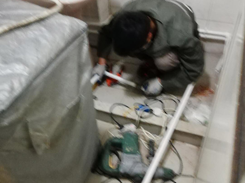 櫥柜裝修翻新：櫥柜翻新首先看下內(nèi)部柜體是否完好，如果還可以的話，我們只需要更換櫥柜門就可以了，畢竟全部換柜很麻煩，只要換個(gè)相同尺寸的櫥柜門就會有煥然一新的感覺。或者柜體本身材料還可以只是外表的漆面有脫落，比較難看，那么可以用沙皮刷掉表面漆層，然后重新噴涂其他漆色來換新處理。不然就全部更換舊的櫥柜，但是拆除舊櫥柜一定要注意墻面和地面，由于范圍較大，很容易損壞其他部位，所以一定要要專業(yè)人士進(jìn)行施工。