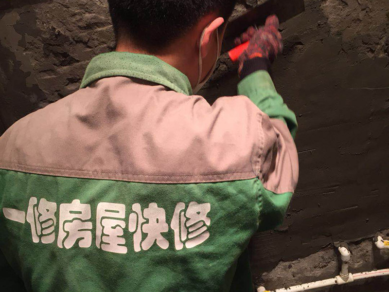 衛(wèi)生間防水找平：首先要找平地面，并確保地面足夠平整、清潔。如果地面有縫隙、缺陷、不平等后期可能會造成漏水等問題，所以前期基面防水要做到萬無一失，才能保證后期的施工順利進行。鋪貼涂料是衛(wèi)生間防水的重要條件，鋪防水涂料時要做到用力均勻，而且不能漏刷、缺刷。脫落、開裂等現(xiàn)象也是不能出現(xiàn)的，過于干燥的季節(jié)不適宜做防水。鋪保護層是衛(wèi)生間防水的保證，做完最重要的鋪防水涂層當然也不能忘了涂上表面防護涂料，對內(nèi)部的材料能起到一定的保護作用。鋪保護層與鋪防水涂料一樣要做到均勻、無裂痕、不脫落。在防水層徹底干透后，在衛(wèi)生間蓄水24小時以上，檢查是否有漏水等現(xiàn)象。