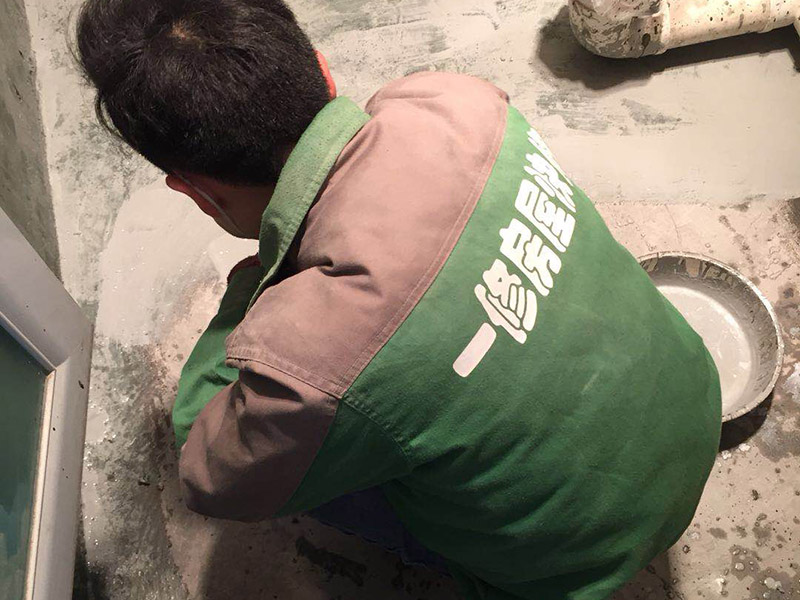 衛(wèi)生間刷防水：清理墻面和地面 在涂刷防水涂層之前，先要清理墻面和地面，同時(shí)要用連接的氣泵皮管吹盡陰角處的浮沉。刷防水涂料時(shí)先刷墻角部位，交接處應(yīng)有200mm，不得有漏刷情況。 墻角涂刷完成后涂刷墻體：第一遍涂刷墻面時(shí)，應(yīng)上下縱向涂刷，第二遍涂刷墻體，應(yīng)左右橫向涂刷。注意、第二遍防水涂料間需要有一定時(shí)間間隔，待遍涂料干透后才能進(jìn)行第二遍，具體時(shí)間視涂料而定。間隔時(shí)間太短，防水的效果會(huì)大打折扣。地面防水涂料的涂刷應(yīng)該從房間里側(cè)向門口涂刷，地面水管接口處尤其要仔細(xì)涂刷，不能有任何遺漏。