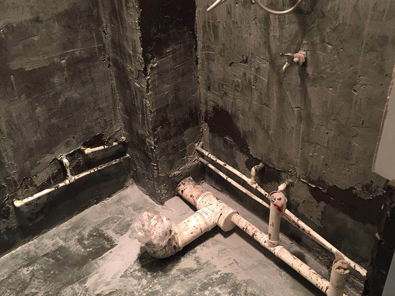 衛(wèi)生間刷防水：清理墻面和地面 在涂刷防水涂層之前，先要清理墻面和地面，同時(shí)要用連接的氣泵皮管吹盡陰角處的浮沉。刷防水涂料時(shí)先刷墻角部位，交接處應(yīng)有200mm，不得有漏刷情況。 墻角涂刷完成后涂刷墻體：第一遍涂刷墻面時(shí)，應(yīng)上下縱向涂刷，第二遍涂刷墻體，應(yīng)左右橫向涂刷。注意、第二遍防水涂料間需要有一定時(shí)間間隔，待遍涂料干透后才能進(jìn)行第二遍，具體時(shí)間視涂料而定。間隔時(shí)間太短，防水的效果會(huì)大打折扣。地面防水涂料的涂刷應(yīng)該從房間里側(cè)向門口涂刷，地面水管接口處尤其要仔細(xì)涂刷，不能有任何遺漏。