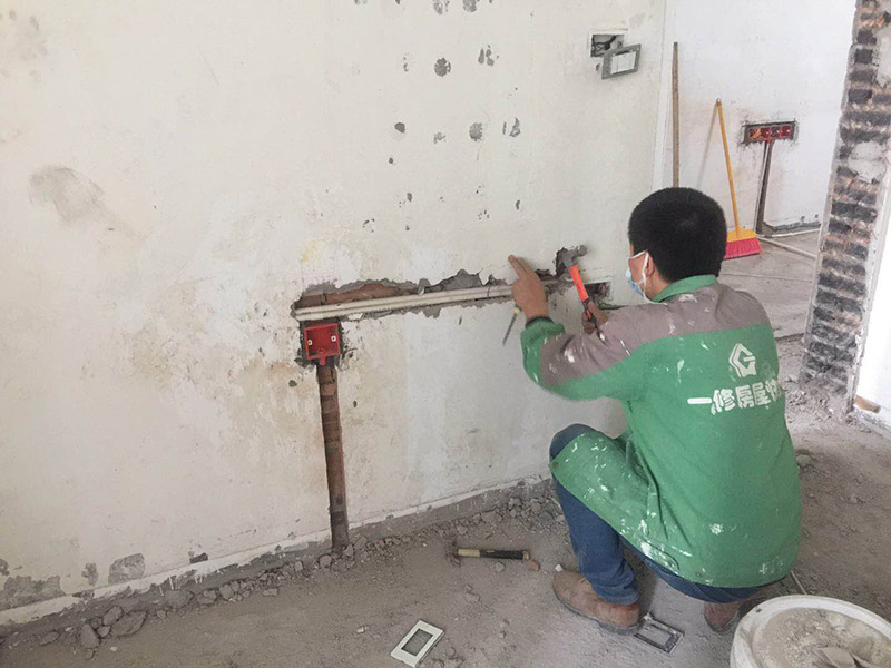 電路開槽安裝：定位開槽：定位完成后，電工根據(jù)定位和電路走向，開布線槽，線路槽橫平豎直。 走管：布線一般采用線管暗埋方式。線管有冷彎管和 PVC管兩種，冷彎管可以彎曲而不斷裂，是布線的最好選擇，因為它的轉角是有弧度的，線可以隨時更換，而不用開墻。 穿線：強弱電的間距要在 30---50 公分；強弱電更不能同穿一根管內；空調插座安 裝應離地 2 米以上，電線線路要和煤氣管相距 40 公分以上。