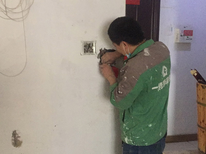 電路開槽安裝：定位開槽：定位完成后，電工根據(jù)定位和電路走向，開布線槽，線路槽橫平豎直。 走管：布線一般采用線管暗埋方式。線管有冷彎管和 PVC管兩種，冷彎管可以彎曲而不斷裂，是布線的最好選擇，因為它的轉角是有弧度的，線可以隨時更換，而不用開墻。 穿線：強弱電的間距要在 30---50 公分；強弱電更不能同穿一根管內；空調插座安 裝應離地 2 米以上，電線線路要和煤氣管相距 40 公分以上。