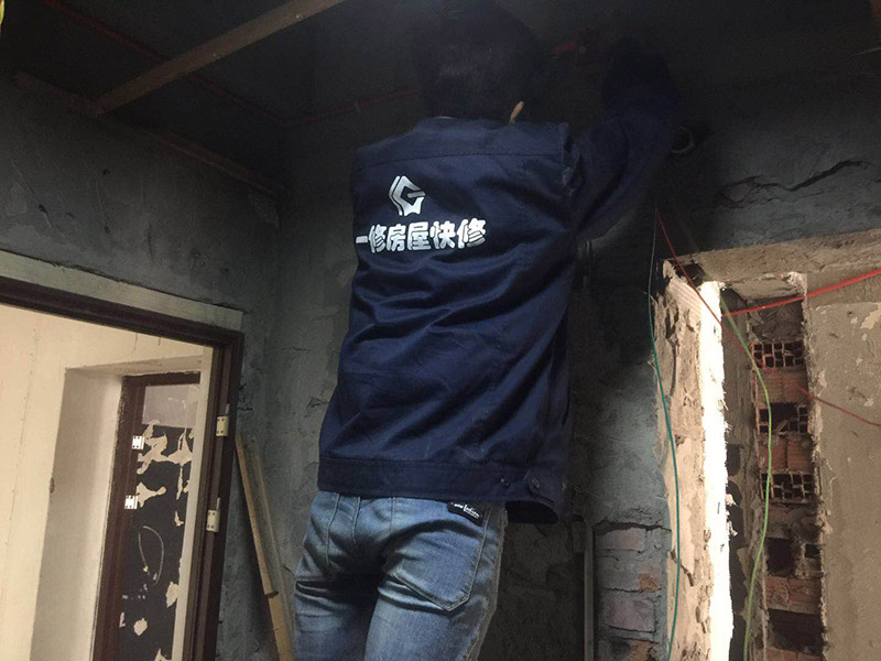 電路暗管穿線：首先把引線鐵絲頭約彈簧一半的長(zhǎng)度置彈簧內(nèi)，再用細(xì)鐵線絞緊使二者不易分離脫落即可，不論是穿引線鐵絲還是用鐵絲拉穿導(dǎo)線，過彎道都要溫柔一點(diǎn)，否則容易出麻煩，穿好鐵絲后，把待穿的導(dǎo)線集束，牢固地捆綁在鐵絲一端，慢慢拉動(dòng)鐵絲的另一端，導(dǎo)線就穿成了； 穿線的暗管彎頭，只能用專用工具把管子彎曲以擴(kuò)大轉(zhuǎn)彎半徑使穿線容易，而不可使用成品彎頭，使用成品彎頭即便預(yù)留引線都很難很難穿線而且還會(huì)在穿線過程中使導(dǎo)線絕緣受損。