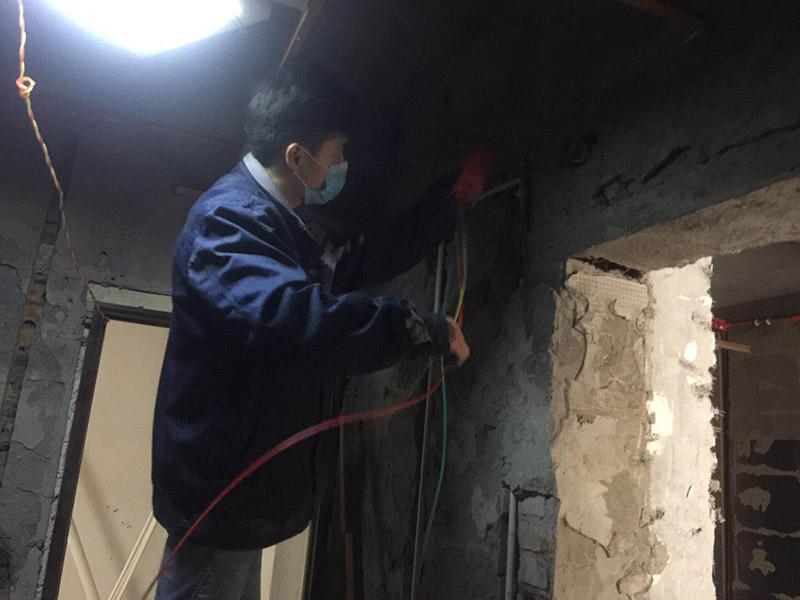 電路暗管穿線：首先把引線鐵絲頭約彈簧一半的長(zhǎng)度置彈簧內(nèi)，再用細(xì)鐵線絞緊使二者不易分離脫落即可，不論是穿引線鐵絲還是用鐵絲拉穿導(dǎo)線，過彎道都要溫柔一點(diǎn)，否則容易出麻煩，穿好鐵絲后，把待穿的導(dǎo)線集束，牢固地捆綁在鐵絲一端，慢慢拉動(dòng)鐵絲的另一端，導(dǎo)線就穿成了； 穿線的暗管彎頭，只能用專用工具把管子彎曲以擴(kuò)大轉(zhuǎn)彎半徑使穿線容易，而不可使用成品彎頭，使用成品彎頭即便預(yù)留引線都很難很難穿線而且還會(huì)在穿線過程中使導(dǎo)線絕緣受損。